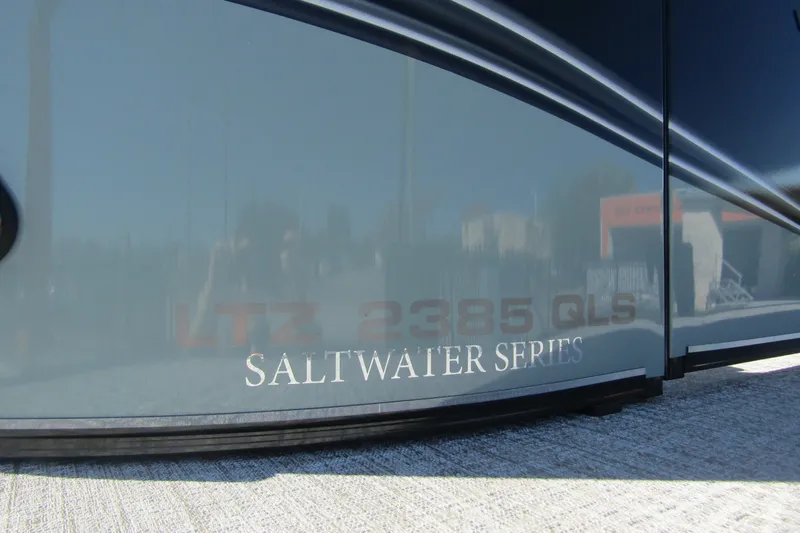 Slide: The Image of Primer plano del casco del barco con el texto "Saltwater Series". - 9