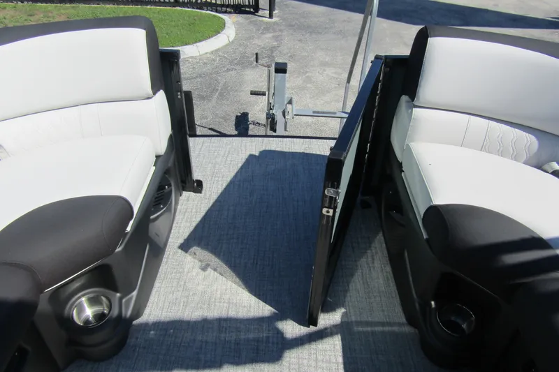 Slide: The Image of La imagen muestra el interior de un Tahoe Pontoon LTZ Quad Lounger Shift 23 de 2026 con asientos blancos y negros. - 10