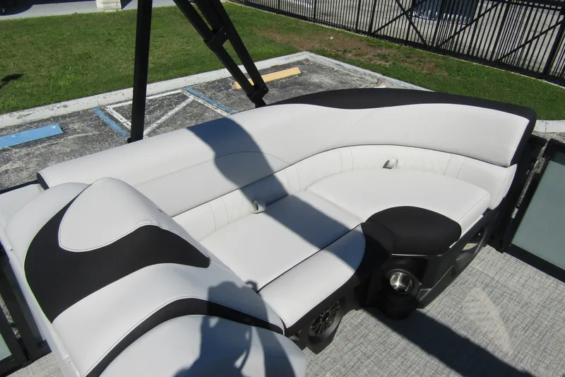 Slide: The Image of L'image montre un espace de sièges blanc luxueux sur un bateau ponton avec des accents noirs. - 12