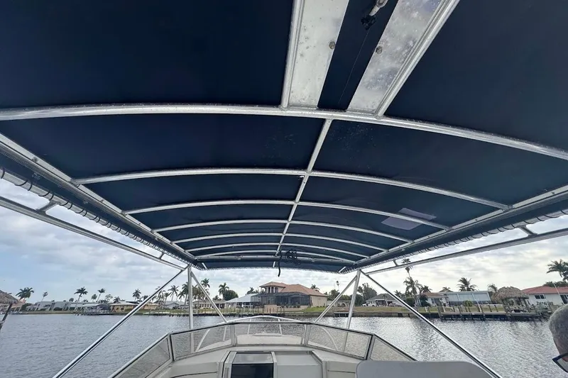 Slide: The Image of Blick vom Contender 35 Side Console Boot, Baujahr 2001, auf Wasser und Häuser. - 34