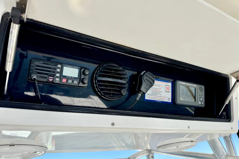 Slide: The Image of 2005 Regulator 32 Forward Seating dashboard with radio and navigation equipment. - 15