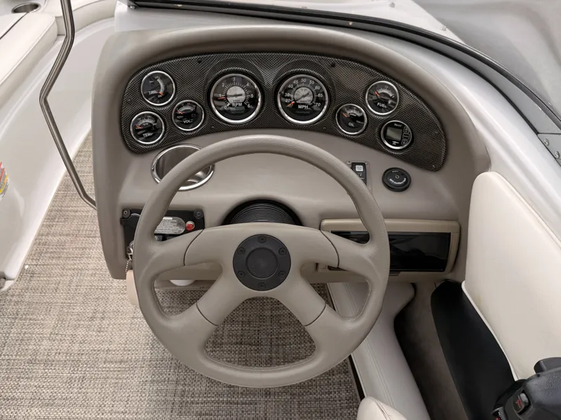 Slide: The Image of Crownline Boats 185SS 2009 - 32