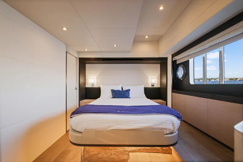 Slide: The Image of Luxuriöse Kabine mit einem großen Bett, modernen Leuchten und einem Fenster mit Blick auf das Wasser. - 30
