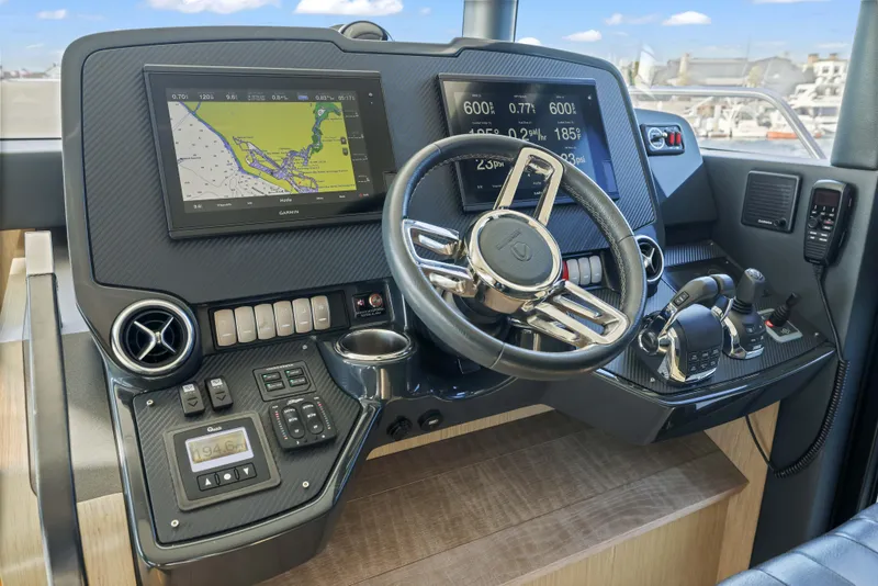 Slide: The Image of Das Bild zeigt das Steuerpult einer Absolute Navetta 48 aus dem Jahr 2020 mit modernen Instrumenten. - 21