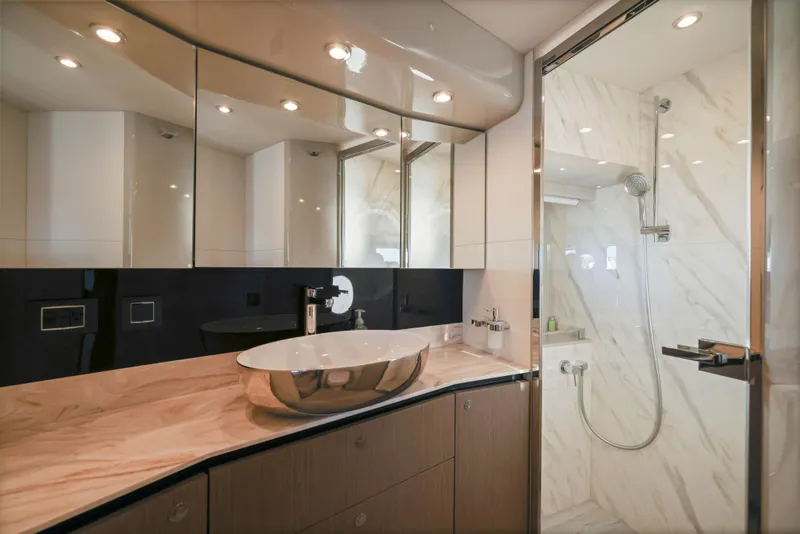 Slide: The Image of Luxuriöses Badezimmer mit modernem Waschbecken, Spiegeln und einer geräumigen Dusche auf einer Yacht. - 42