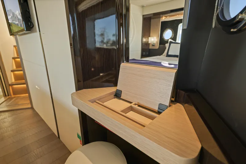 Slide: The Image of Innenraum der Absolute Navetta 48 von 2020 mit elegantem Holzdekor und modernem Design. - 40