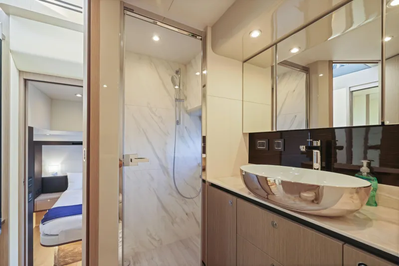 Slide: The Image of Luxuriöses Badezimmer mit modernem Waschbecken und Dusche, angrenzend an ein Schlafzimmer mit Doppelbett. - 34