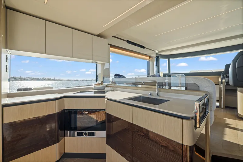 Slide: The Image of Die Küche der Absolute Navetta 48 von 2020 bietet moderne Geräte und viel Stauraum. - 23
