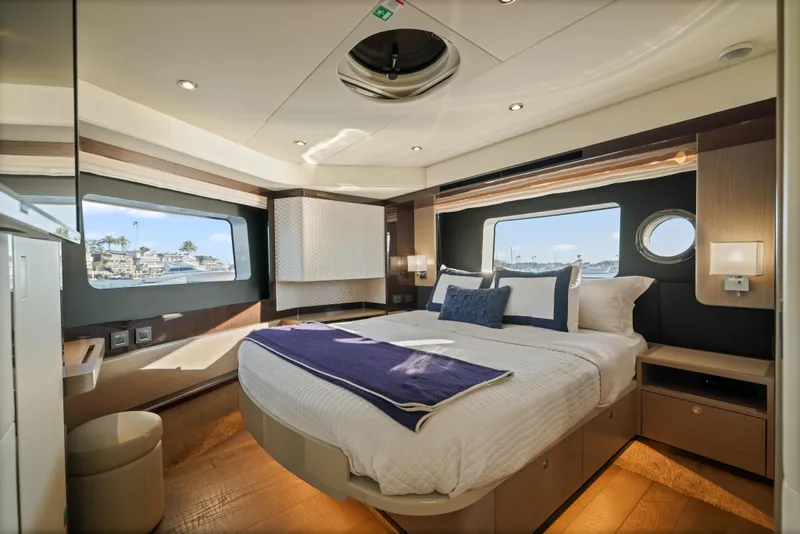Slide: The Image of Die Kabine der Absolute Navetta 48 von 2020 zeigt ein luxuriöses Bett mit großen Fenstern. - 36