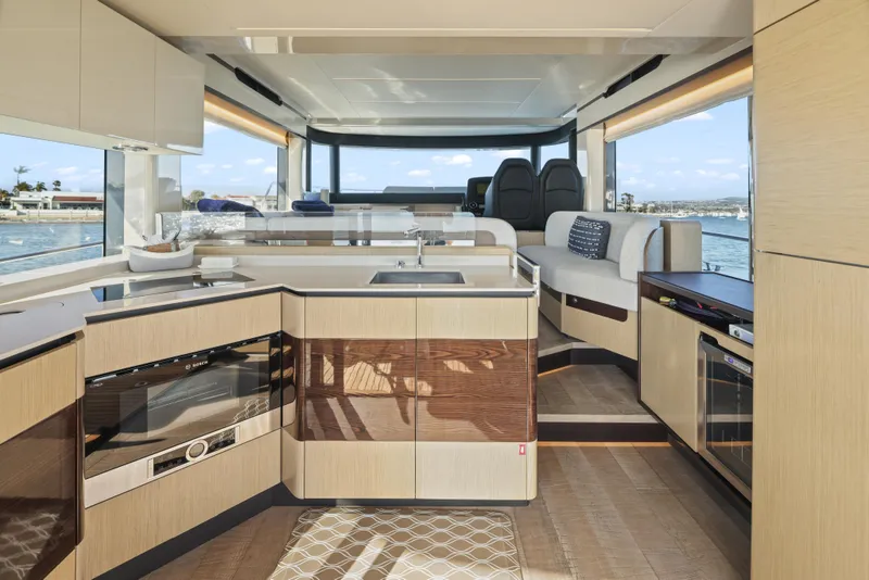 Slide: The Image of Die Innenansicht der Absolute Navetta 48 von 2020 zeigt eine moderne Küche und Sitzbereich. - 18