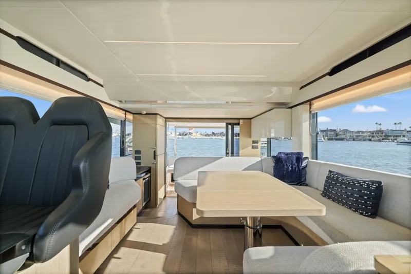 Slide: The Image of Innenraum einer modernen Yacht mit eleganten Sitzen und einem Tisch, umgeben von großen Fenstern. - 20