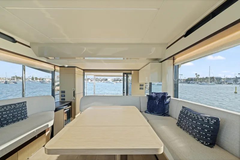 Slide: The Image of Innenraum der Absolute Navetta 48 von 2020 mit eleganter Sitzecke und großen Fenstern mit Blick aufs Wasser. - 24