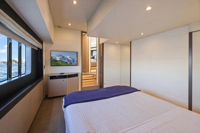 Slide: The Image of Die Kabine der Absolute Navetta 48 von 2020 zeigt ein gemütliches Bett, Fenster und einen Fernseher. - 32