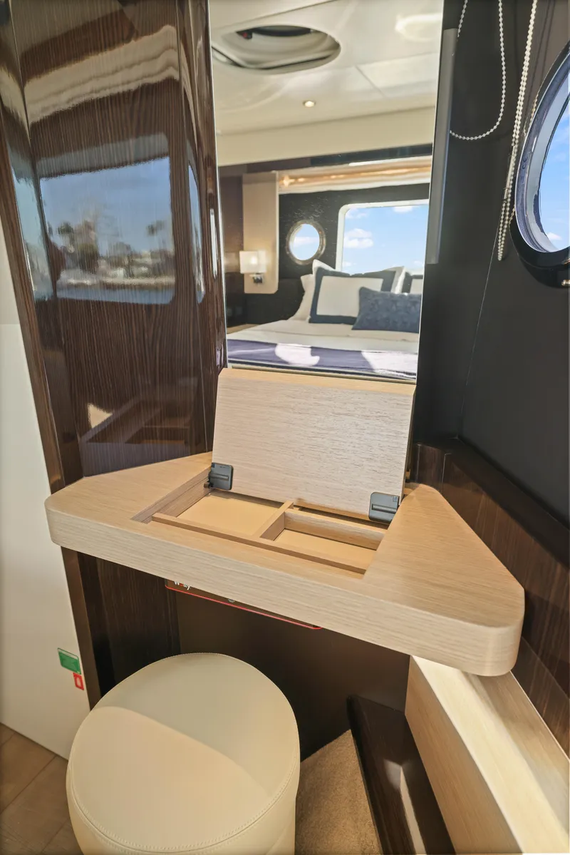 Slide: The Image of Innenraum einer Yacht mit einem kleinen Tisch, Hocker und einem Bett im Hintergrund. - 39