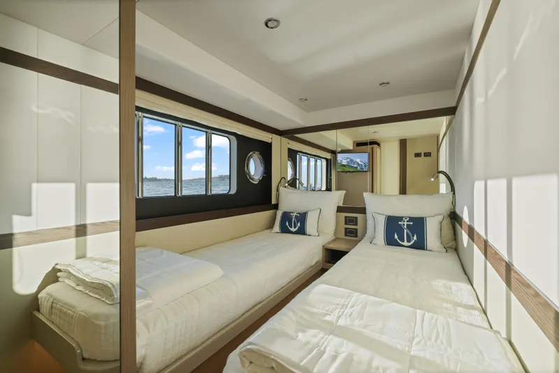 Slide: The Image of Die Kabine der Absolute Navetta 48 von 2020 hat zwei Einzelbetten, Fenster und nautische Dekoration. - 44
