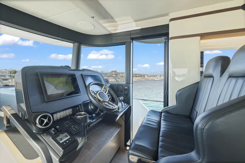 Slide: The Image of Das Steuerhaus der Absolute Navetta 48 von 2020 mit modernem Lenkrad und Navigationssystem. - 22