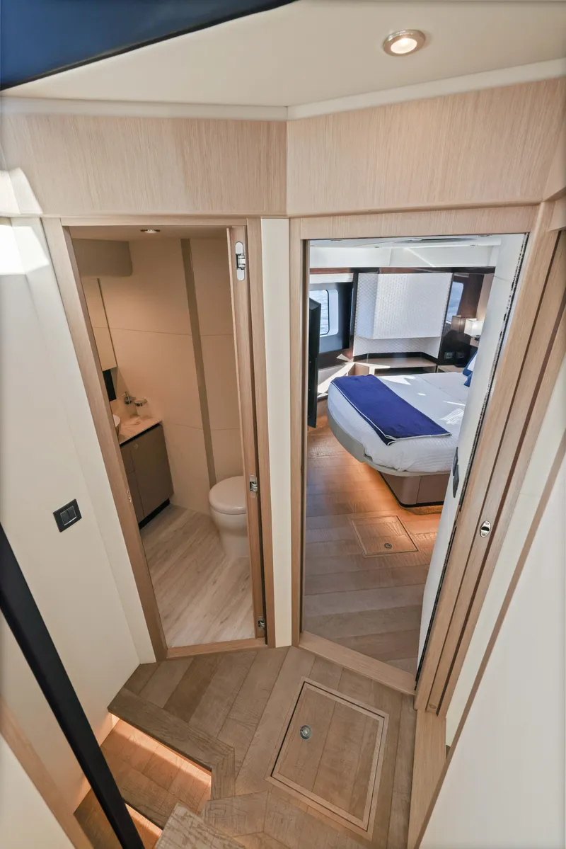Slide: The Image of Innenraum der Absolute Navetta 48 von 2020 mit Schlafzimmer und Badezimmer. - 27