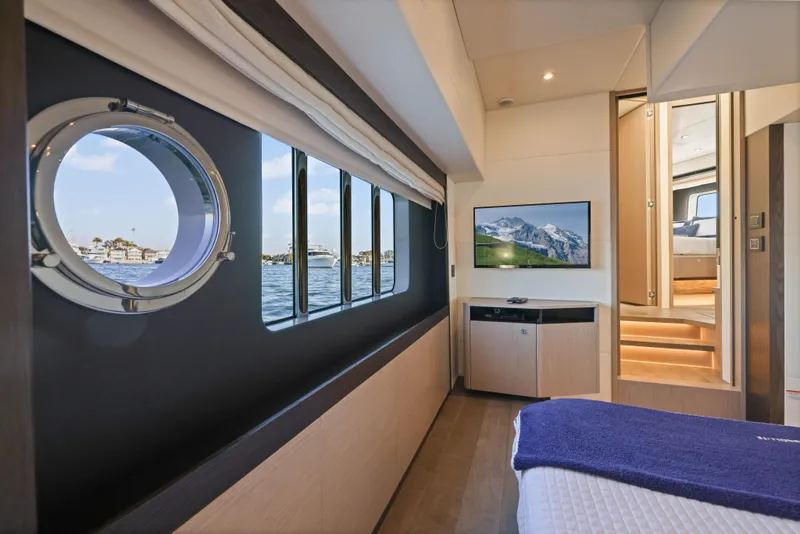 Slide: The Image of Die Kabine der Absolute Navetta 48 von 2020 zeigt ein großes Fenster mit Blick aufs Wasser. - 33