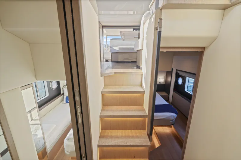 Slide: The Image of Innenraum der Absolute Navetta 48 von 2020 mit Treppe und Kabinen. - 28