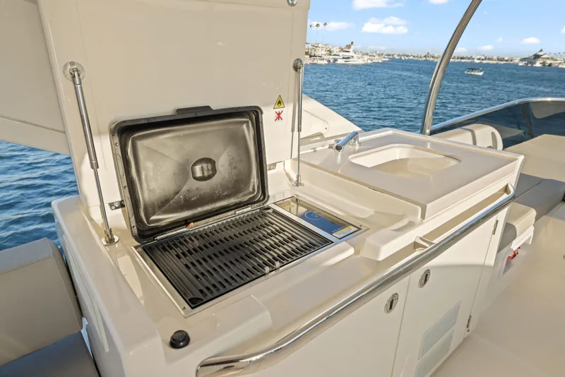 Slide: The Image of Die Absolute Navetta 48 von 2020 zeigt eine Außenküche mit Grill und Spüle auf dem Deck. - 14