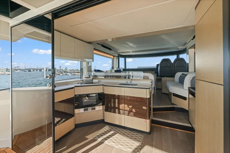 Slide: The Image of Innenraum der Absolute Navetta 48 von 2020 mit moderner Küche und Sitzbereich. - 17