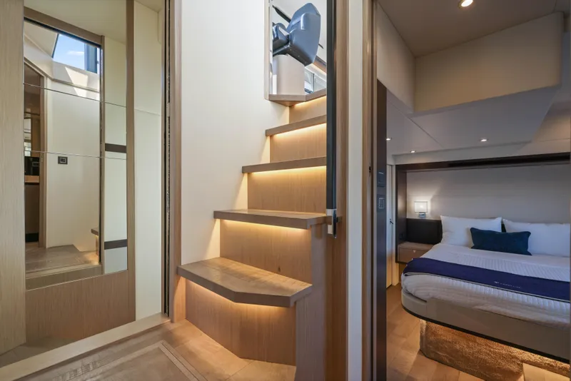 Slide: The Image of Die Innenansicht zeigt eine Treppe mit Beleuchtung und ein Schlafzimmer mit einem Doppelbett. - 29
