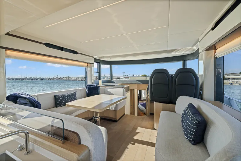 Slide: The Image of Innenansicht einer modernen Yacht mit stilvollen Sitzen und einem Tisch, umgeben von großen Fenstern. - 19