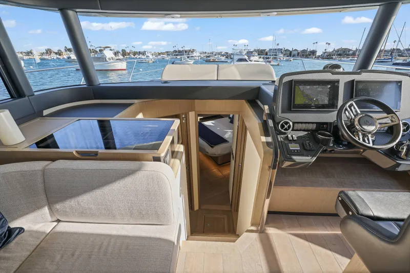 Slide: The Image of Innenraum der Absolute Navetta 48 von 2020 mit modernem Steuerstand und komfortabler Sitzecke. - 26