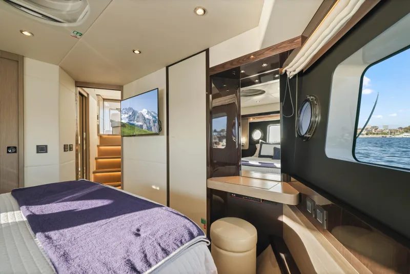 Slide: The Image of Die Kabine der Absolute Navetta 48 von 2020 zeigt ein elegantes Interieur mit einem Bett und einem Fenster mit Blick aufs Wasser. - 37