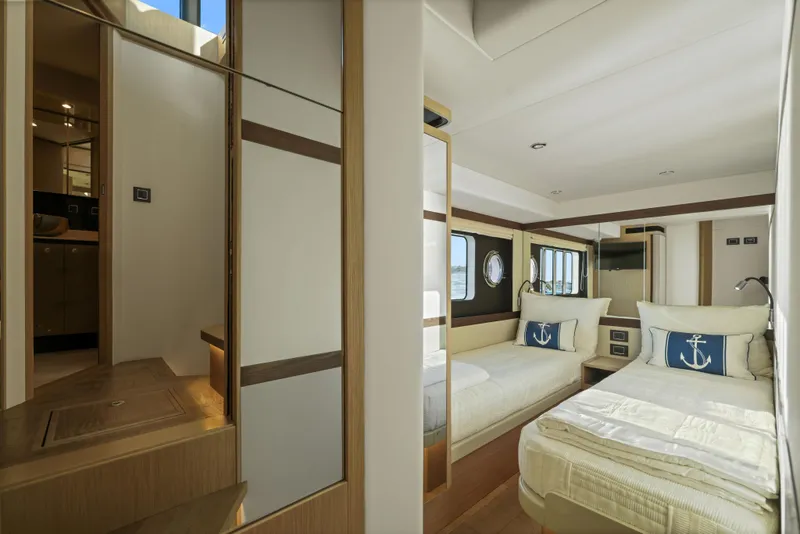 Slide: The Image of Innenraum der Absolute Navetta 48 von 2020 mit modernem Design und komfortablen Betten. - 43