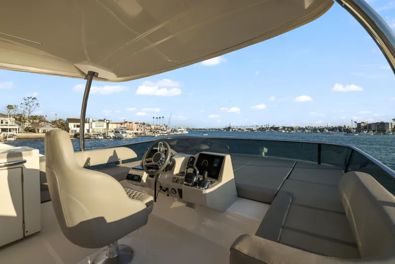 Slide: The Image of Das Bild zeigt das Steuerhaus einer Absolute Navetta 48 von 2020 mit Blick auf einen Hafen. - 11