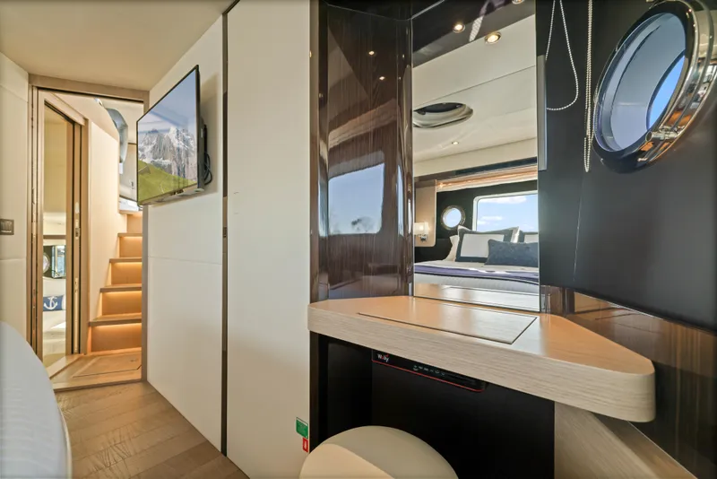 Slide: The Image of Innenraum einer luxuriösen Yacht mit modernem Design, Holzböden und einem Flachbildfernseher. - 38