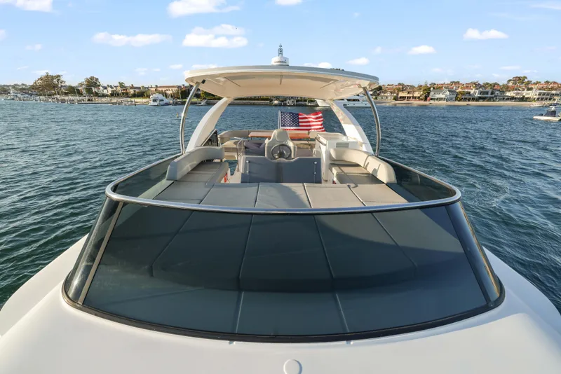 Slide: The Image of Die Absolute Navetta 48 von 2020 zeigt ein geräumiges Deck mit Sitzbereich und Panoramablick. - 7