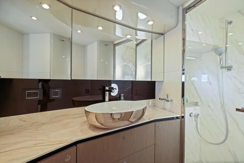 Slide: The Image of Luxuriöses Badezimmer mit modernem Waschbecken, Holzschränken und einer verglasten Dusche. - 41