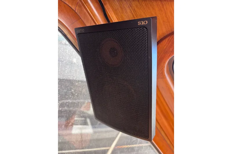 Slide: The Image of Speaker mounted on a 1991 Kha Shing Motoryacht, featuring a Jamo S10 model. - 54