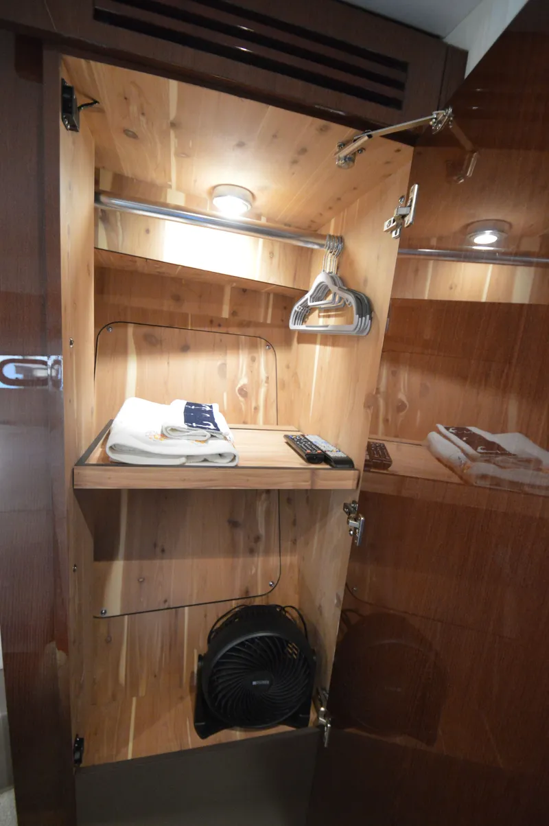 Slide: The Image of Sea Ray 460 Express Cruiser 2018 - 50