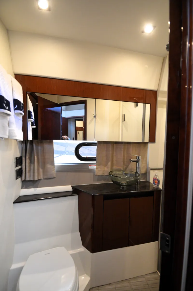 Slide: The Image of Sea Ray 460 Express Cruiser 2018 - 53