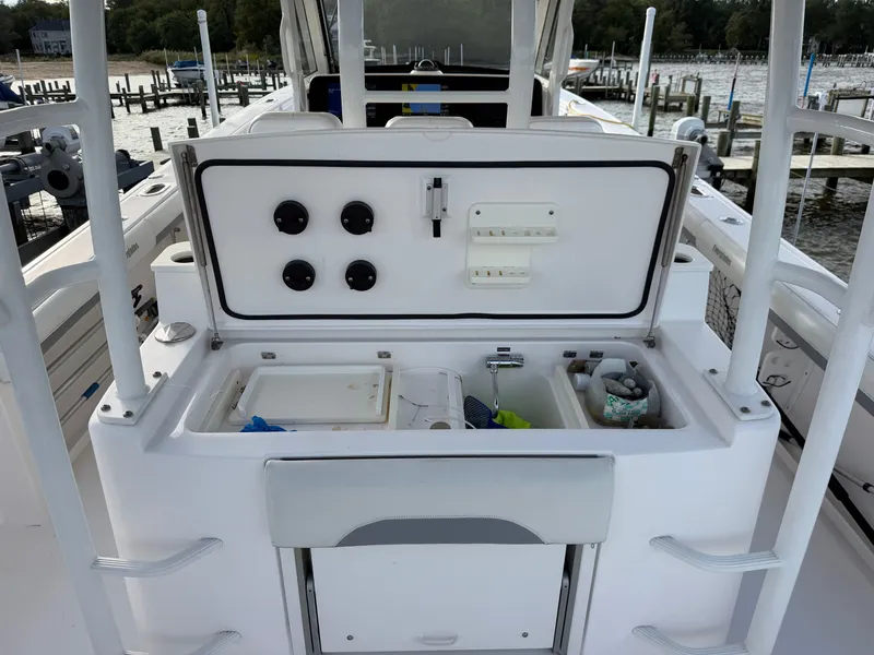 Slide: The Image of Everglades 435 Center Console 2015 - 32
