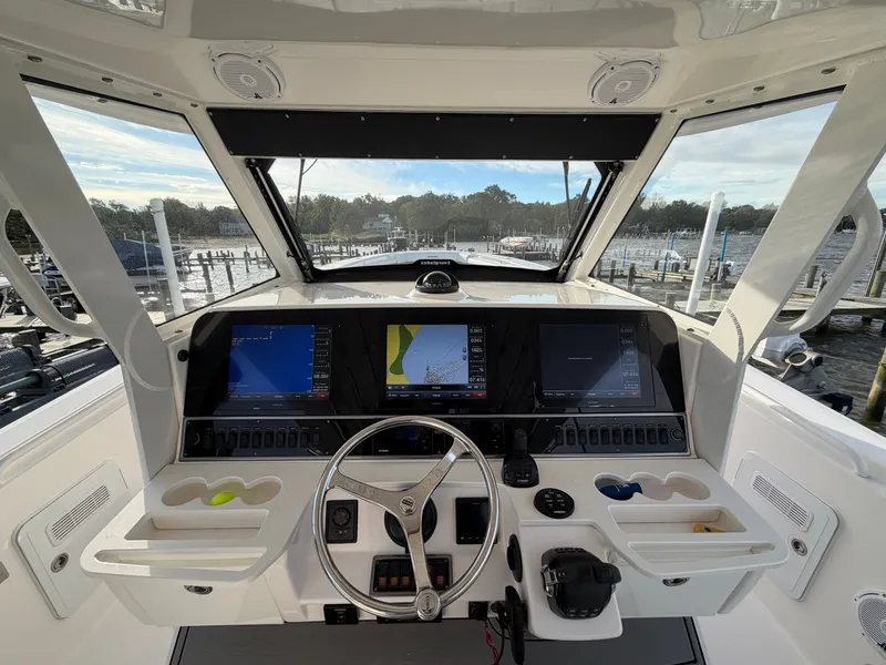 Slide: The Image of Everglades 435 Center Console 2015 - 13