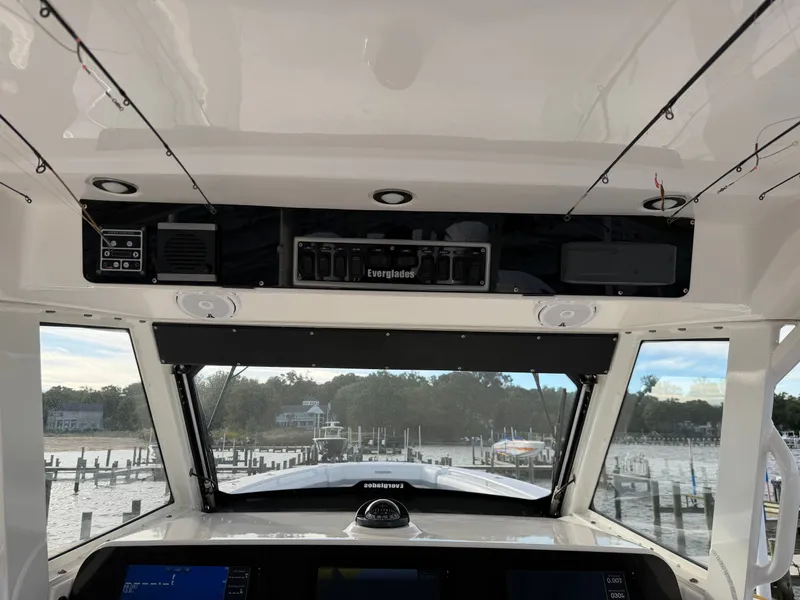 Slide: The Image of Everglades 435 Center Console 2015 - 15
