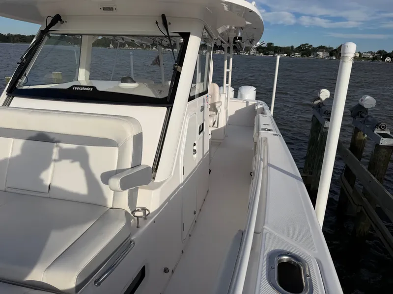 Slide: The Image of Everglades 435 Center Console 2015 - 11