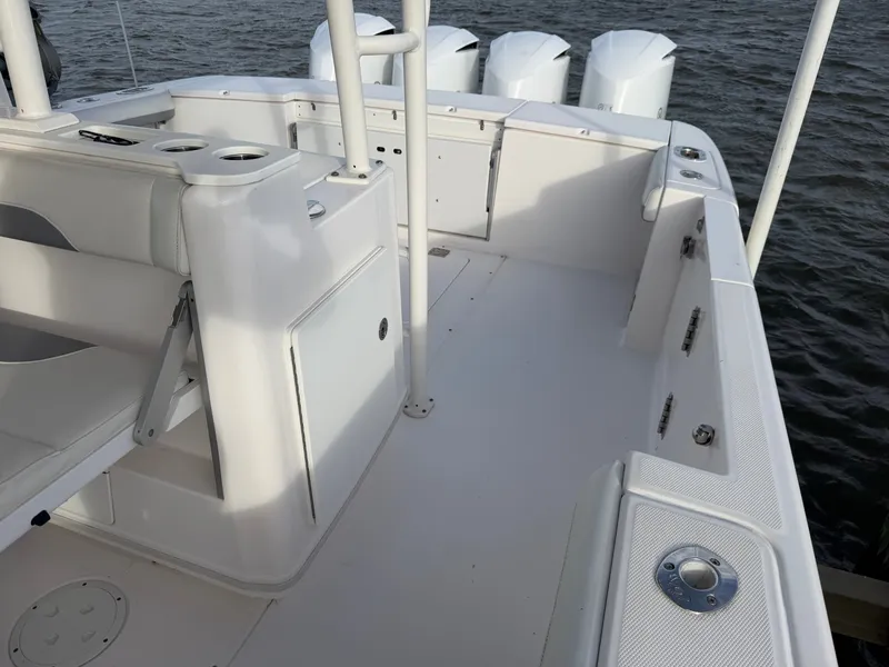 Slide: The Image of Everglades 435 Center Console 2015 - 29