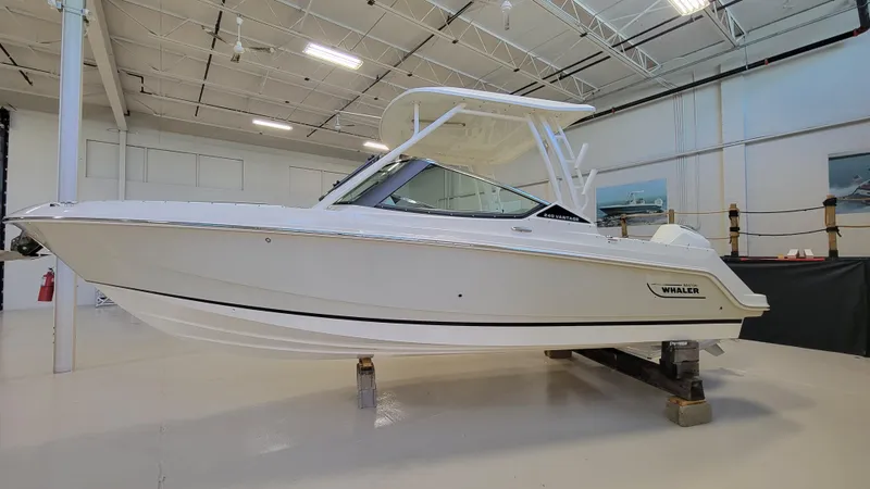 Slide: The Image of Ein Boston Whaler 240 Vantage von 2022 steht in einem hellen Ausstellungsraum. - 0