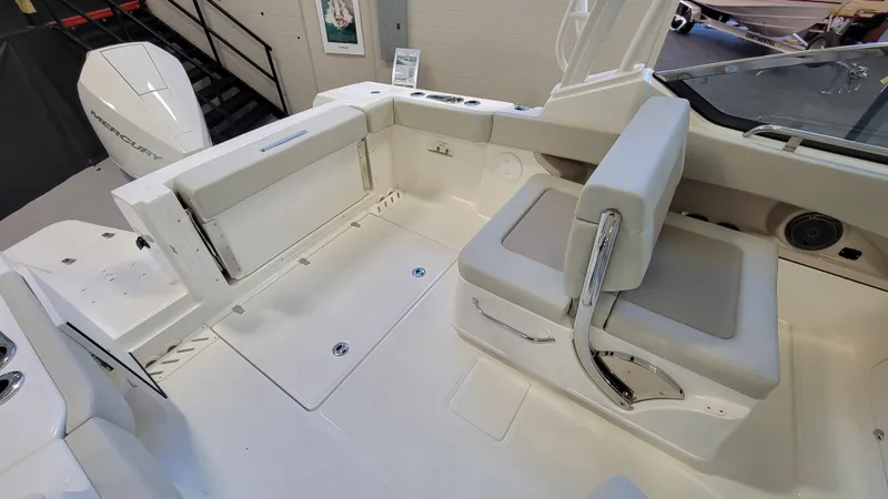 Slide: The Image of Das Bild zeigt das Cockpit eines Boston Whaler 240 Vantage von 2022 mit beigen Sitzen. - 4