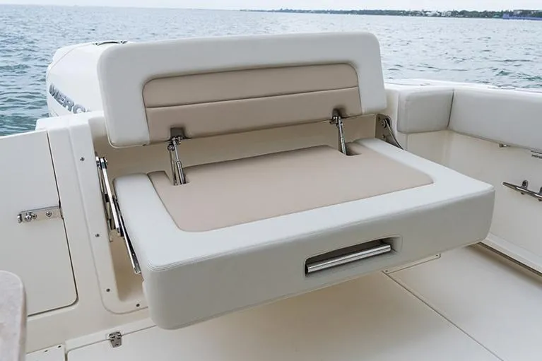 Slide: The Image of Die Boston Whaler 240 Vantage von 2022 zeigt eine beige Klappsitzbank am Heck. - 18