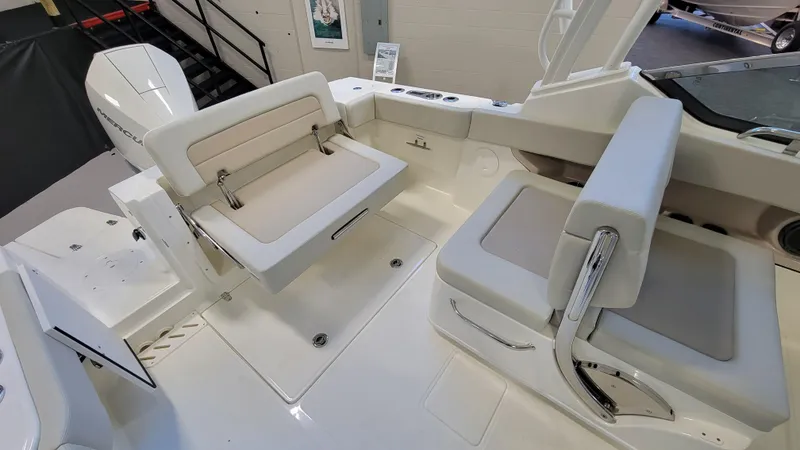 Slide: The Image of Das Bild zeigt den Innenraum eines Boston Whaler 240 Vantage von 2022 mit beigen Sitzen. - 3