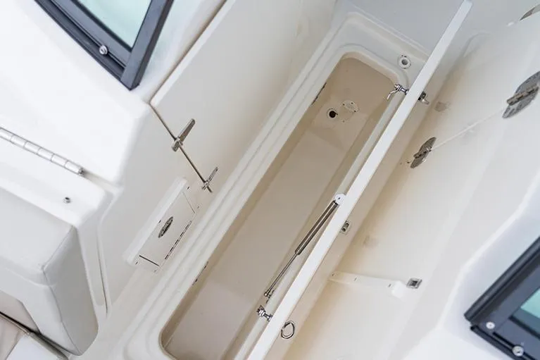 Slide: The Image of Ein offenes Staufach auf einem Boot mit weißen Wänden und Metallbeschlägen. - 21