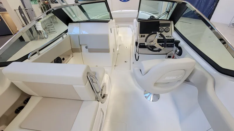 Slide: The Image of Das Bild zeigt das Cockpit eines Boston Whaler 240 Vantage von 2022 mit modernen Sitzen und Steuerung. - 5