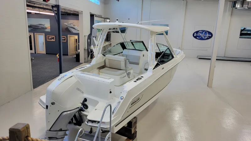 Slide: The Image of Ein Boston Whaler 240 Vantage von 2022 steht in einem Ausstellungsraum. Es hat ein weißes Design. - 1
