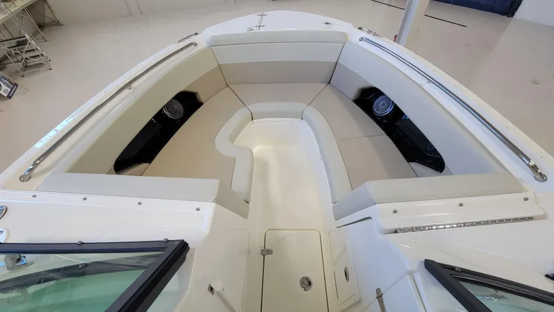 Slide: The Image of Die Boston Whaler 240 Vantage von 2022 zeigt eine geräumige, gepolsterte Bug-Sitzgruppe mit Lautsprechern. - 8